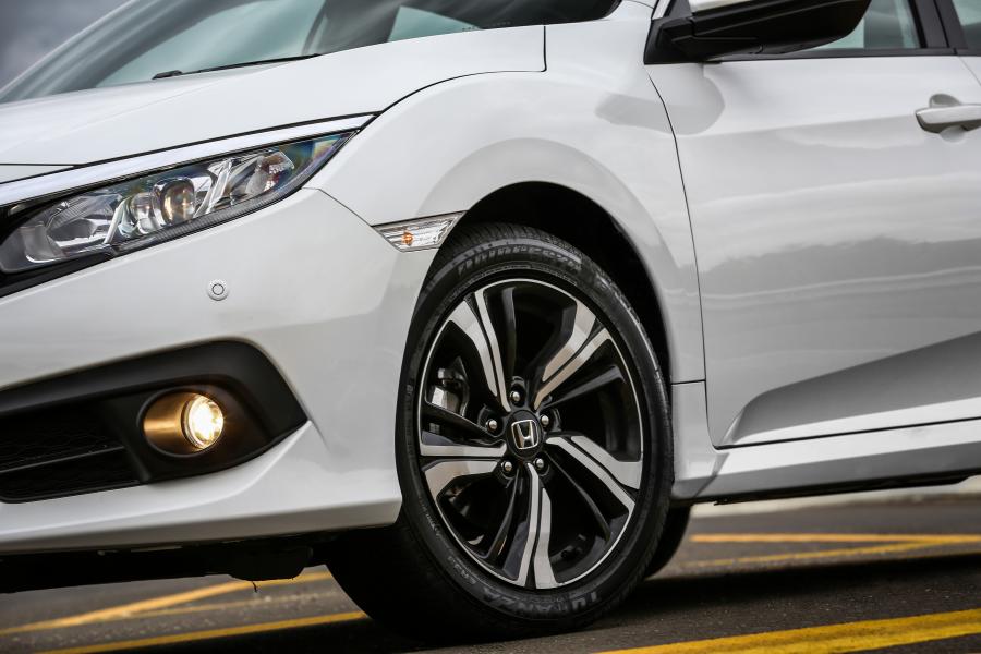 Детали экстерьера Honda Civic EXL Sedan (FC) 2016 года  (LA) (фото 26 из 41)